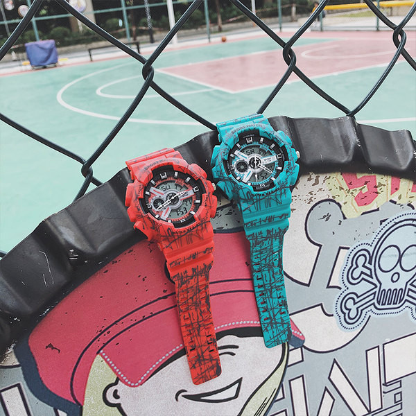 Színes férfi mechanikus karóra