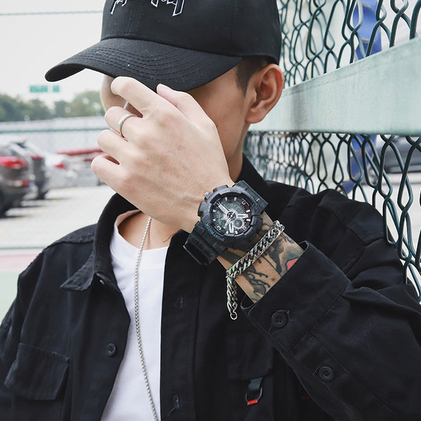 Színes férfi mechanikus karóra