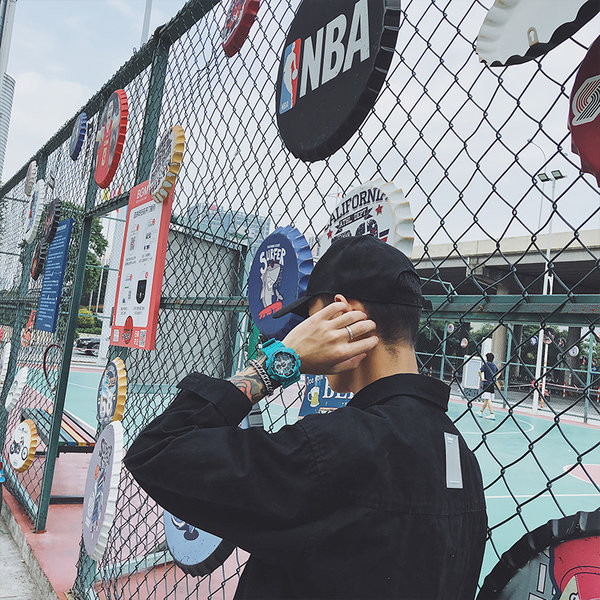 Színes férfi mechanikus karóra