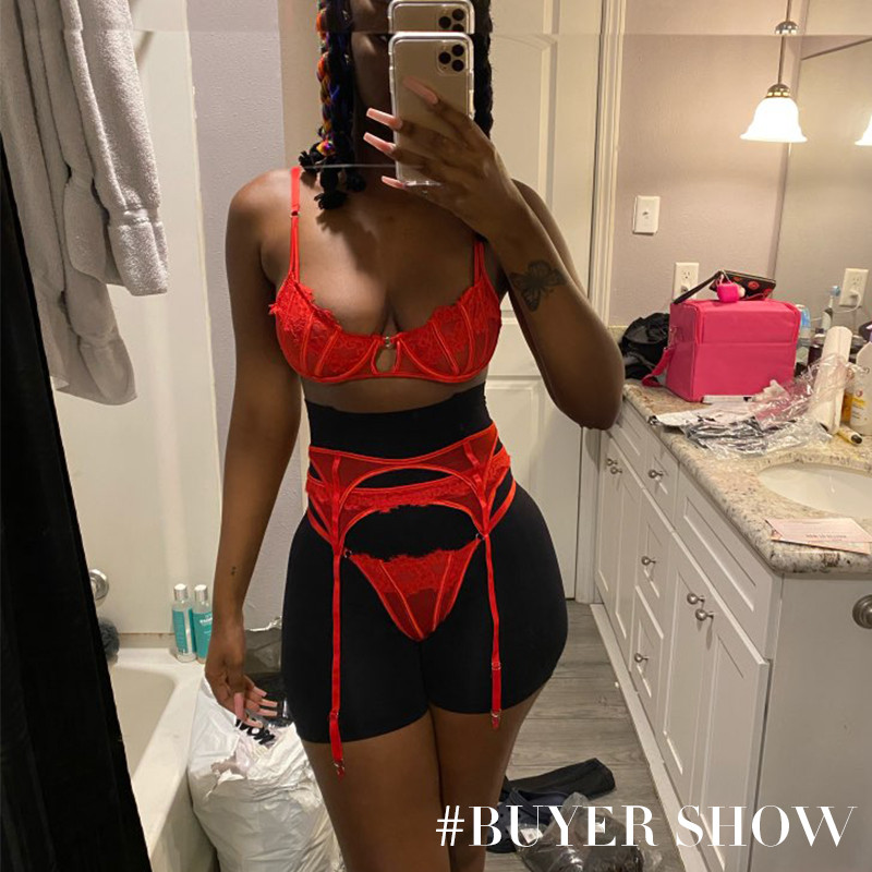 „Ellolace“ nėrinių apatinis trikotažas „Show Through Short“ odos priežiūros rinkiniai.