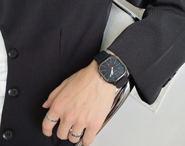 Retro stílusú férfi karóra négyzet alakú számlappal