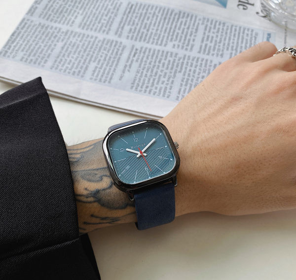 Retro stílusú férfi karóra négyzet alakú számlappal