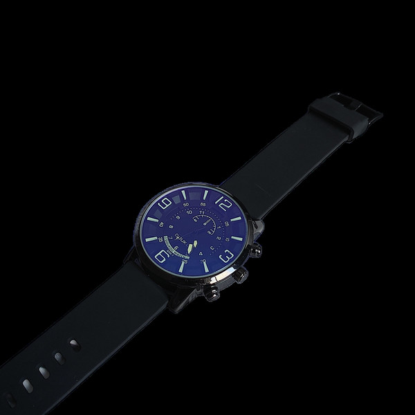 Vyriškas retro laikrodis su silikonine apyranke