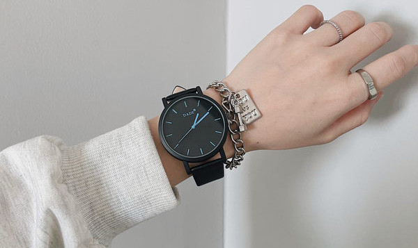 Vyriškas laikrodis su apvaliu ekranu ir ekologiškos odos dirželiais