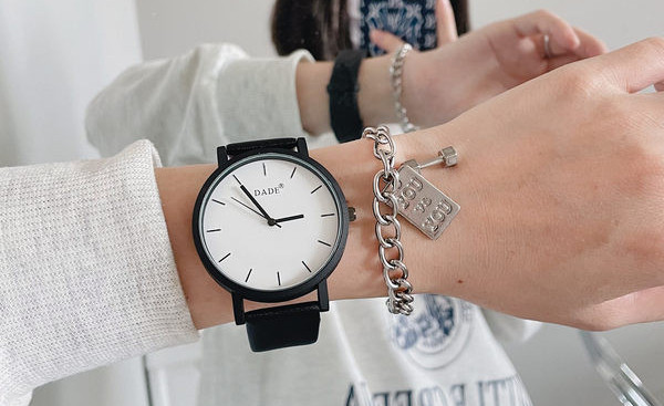 Vyriškas laikrodis su apvaliu ekranu ir ekologiškos odos dirželiais