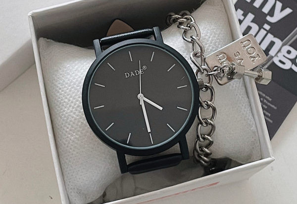 Vyriškas laikrodis su apvaliu ekranu ir ekologiškos odos dirželiais