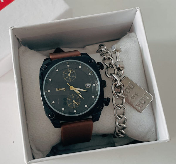 Vyriškas laikrodis su kvadratiniu ciferblatu ir silikoniniu dirželiu