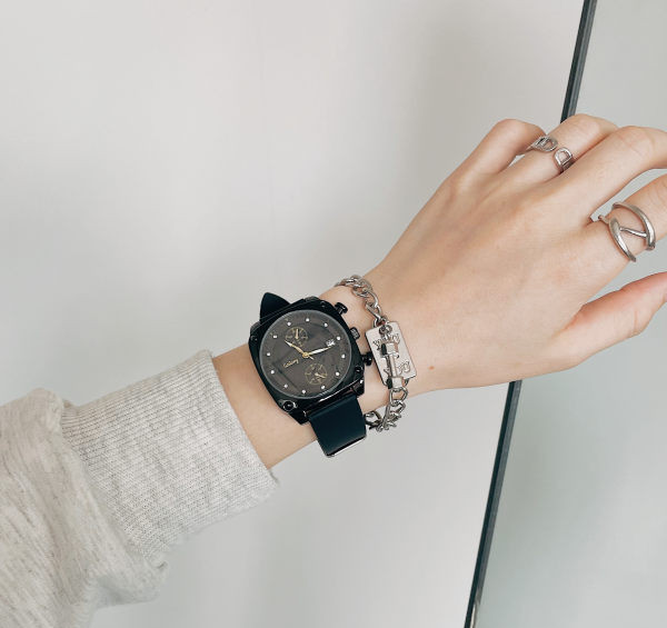 Vyriškas laikrodis su kvadratiniu ciferblatu ir silikoniniu dirželiu