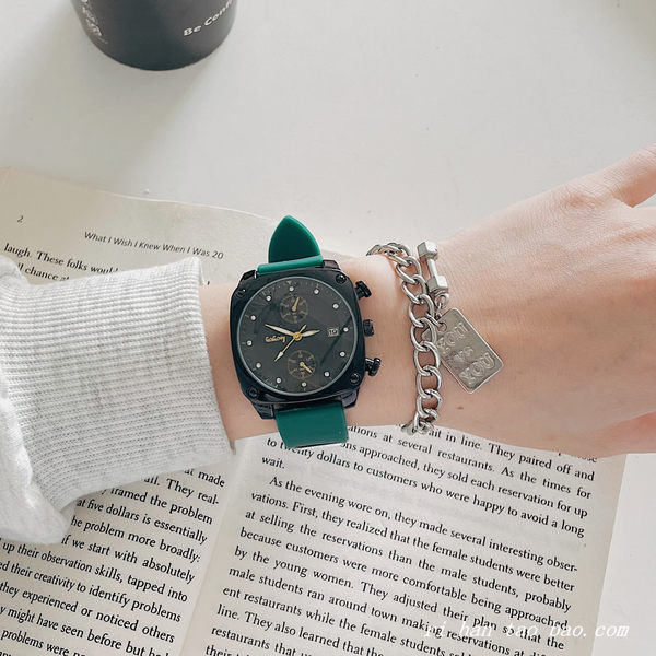 Vyriškas laikrodis su kvadratiniu ciferblatu ir silikoniniu dirželiu