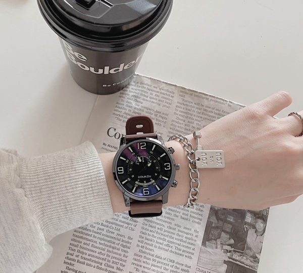 Ceas barbatesc cu forma rotunda si curea din silicon