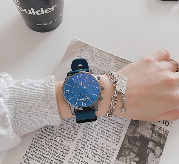 Ceas barbatesc cu forma rotunda si curea din silicon