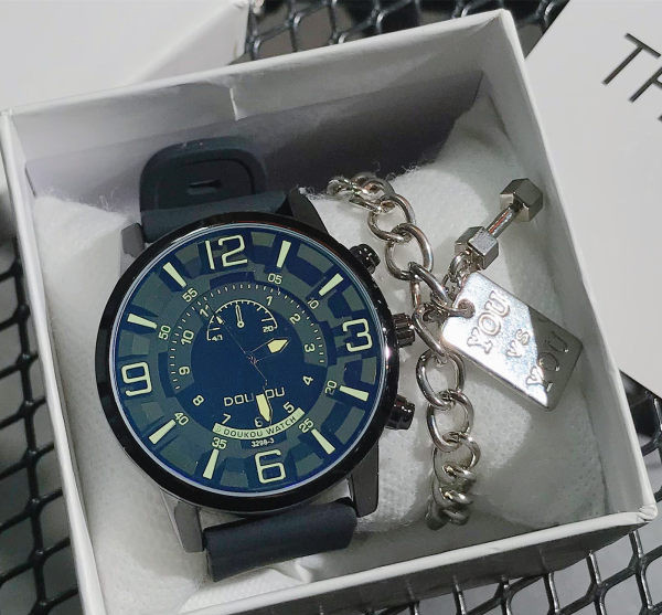 Vyriškas retro laikrodis su silikonine apyranke