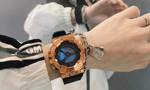 Sportlik kummist käekell elektroonilise ekraaniga