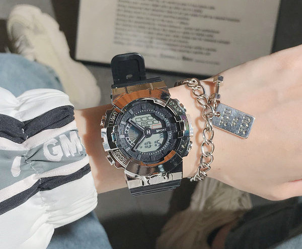 Sportlik kummist käekell elektroonilise ekraaniga