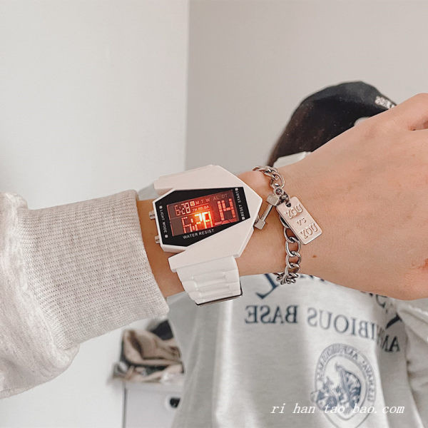 Meeste elektrooniline käekell jäävalgustusega