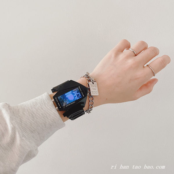 Meeste elektrooniline käekell jäävalgustusega