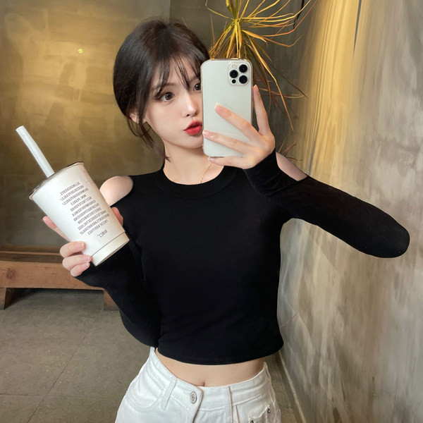 Uut mudelit paljaste õlgadega naiste pluus