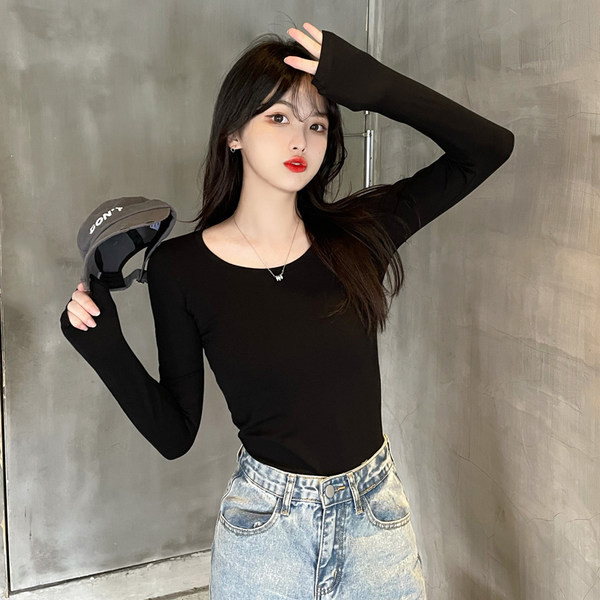 Vienspalvė moteriška palaidinė apvalia iškirpte – prigludęs modelis