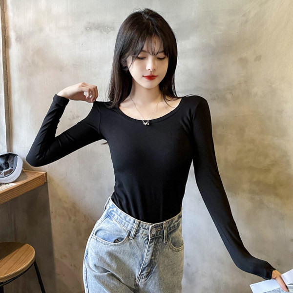 Vienspalvė moteriška palaidinė apvalia iškirpte – prigludęs modelis