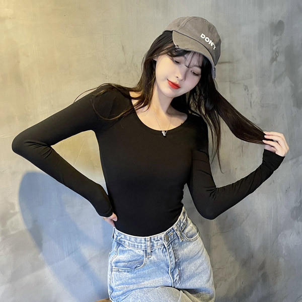 Vienspalvė moteriška palaidinė apvalia iškirpte – prigludęs modelis