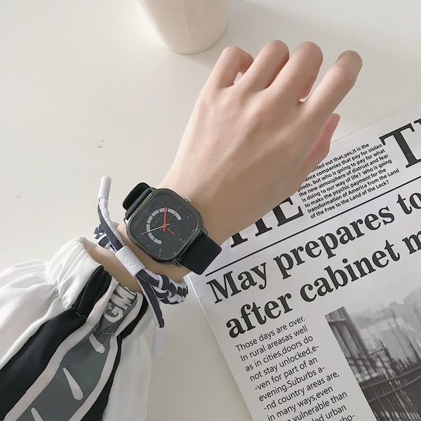 Ceas de bărbați cu cadran pătrat - în stil retro