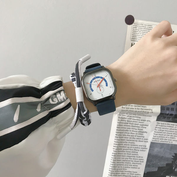 Ceas de bărbați cu cadran pătrat - în stil retro