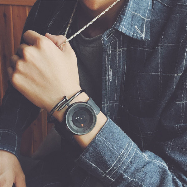 Švaraus modelio mechaninis vyriškas laikrodis