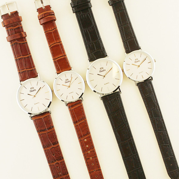 Vandeniui atsparus laikrodis su apvaliu ciferblatu