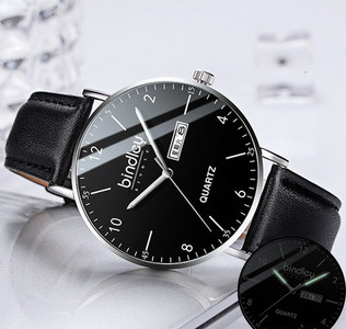 Üliõhukese sihverplaadi ja helendavate osutitega meeste käekell