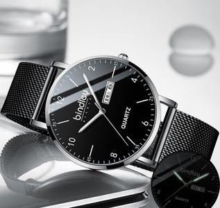 Üliõhukese sihverplaadi ja helendavate osutitega meeste käekell