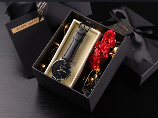 Üliõhukese sihverplaadi ja helendavate osutitega meeste käekell