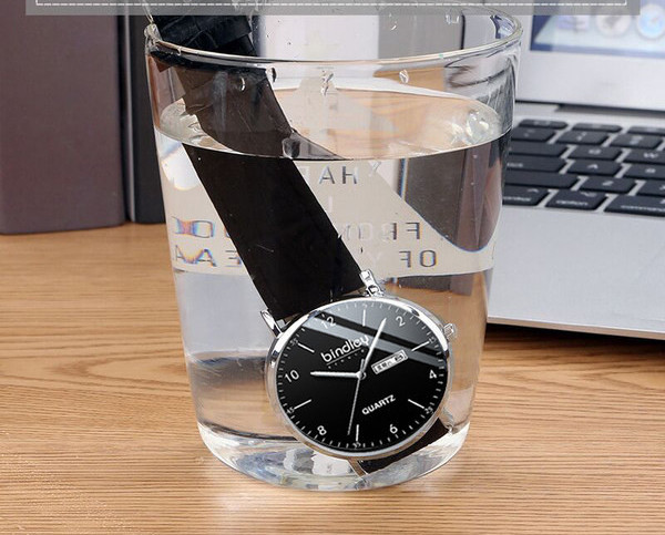 Üliõhukese sihverplaadi ja helendavate osutitega meeste käekell