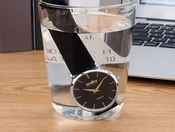 Vyriškas kelių spalvų laikrodis su odiniu dirželiu