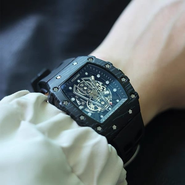 Mechaninis laikrodis su kvadratiniu ciferblatu - atsparus vandeniui