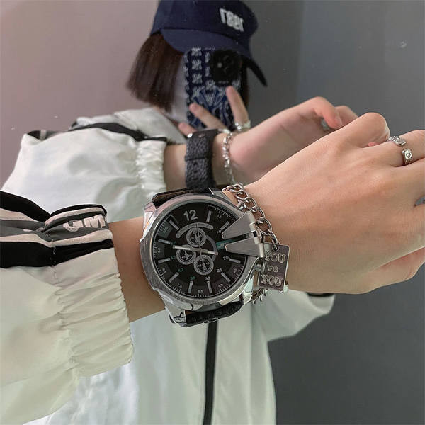 Paprastas vyriškas laikrodis su odiniu dirželiu