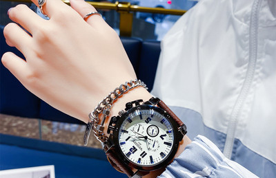 Naujo modelio vandeniui atsparus vyriškas laikrodis