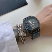 Férfi karóra négyzet alakú számlappal