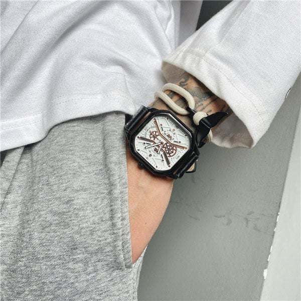 Sportinis laikrodis su kvadratiniu ciferblatu ir ekologiškos odos apyranke