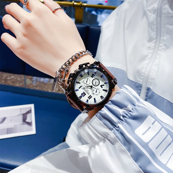 Vyriškas laikrodis su apvaliu ciferblatu ir odiniu dirželiu