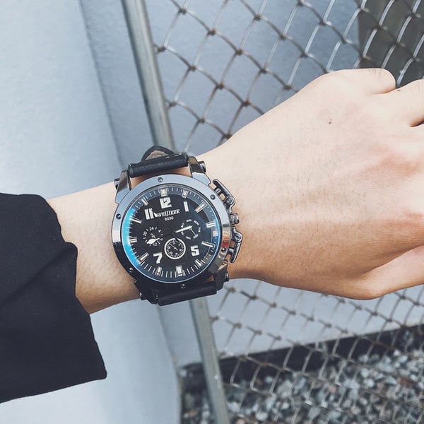 Vyriškas laikrodis su apvaliu ciferblatu ir odiniu dirželiu