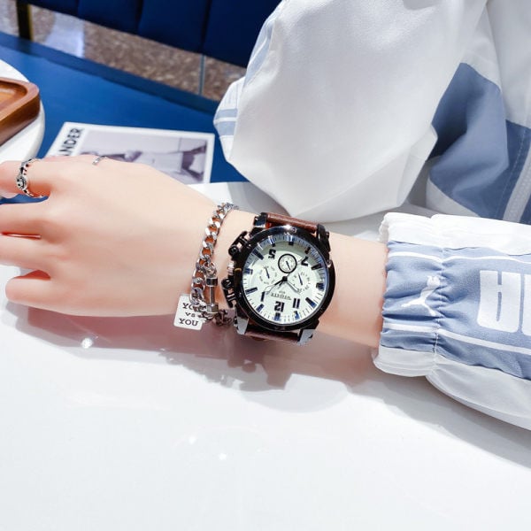 Vyriškas laikrodis su apvaliu ciferblatu ir odiniu dirželiu