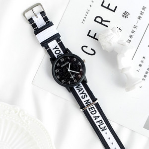 Vyriškas laikrodis su apvaliu ciferblatu ir tekstiliniu dirželiu