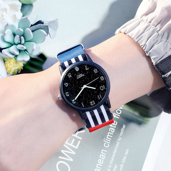 Vyriškas laikrodis su apvaliu ciferblatu ir tekstiliniu dirželiu