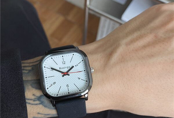 Férfi karóra négyzet alakú számlappal - retro modell