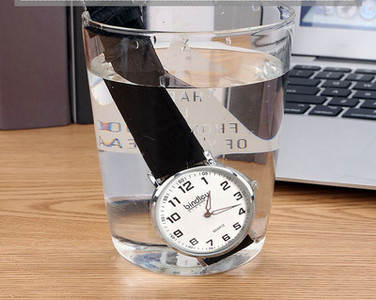 Alkalmi férfi karóra bőr vagy fém szíjjal