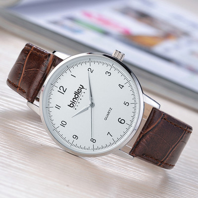 Alkalmi férfi karóra bőr vagy fém szíjjal