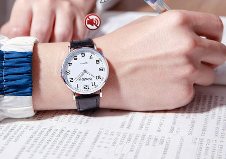 Alkalmi férfi karóra bőr vagy fém szíjjal