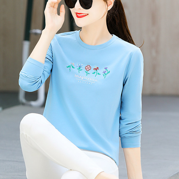 Moteriška palaidinė su ovalia iškirpte ir siuvinėjimu