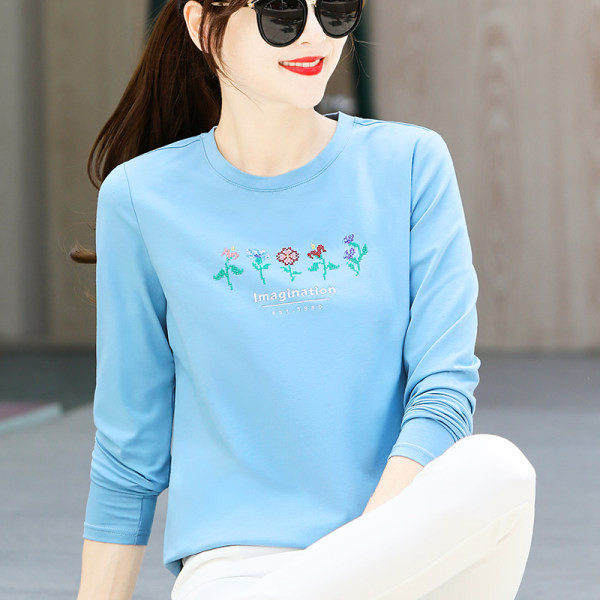 Moteriška palaidinė su ovalia iškirpte ir siuvinėjimu