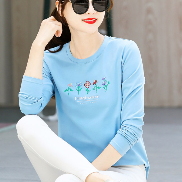 Moteriška palaidinė su ovalia iškirpte ir siuvinėjimu